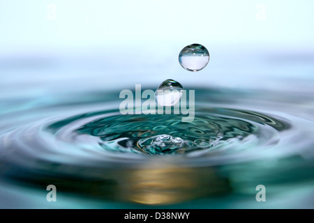 Tropfen Spritzwasser geschützt ist. Frisches, blauen Wasser. Natürlichen Hintergrund. Stockfoto