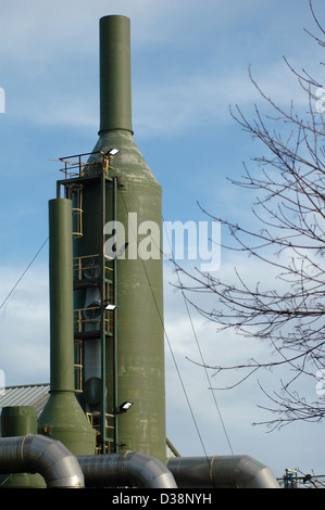 Ein Kühlturm Schornstein bei einer chemischen Fabrik in England Stockfoto