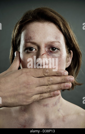 Frau mit blauen Flecken und Mund bedeckt Stockfoto