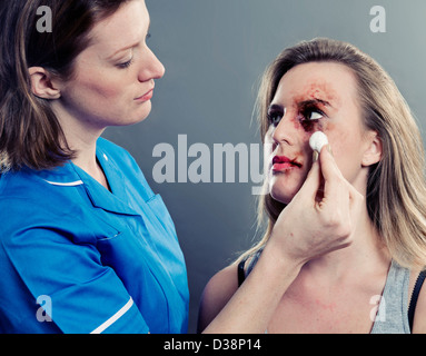 Krankenschwester Womans gequetscht Gesicht gesäubert Stockfoto