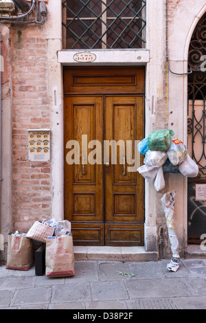 Müll für die Sammlung an einer Tür in Venedig, Italien Stockfoto