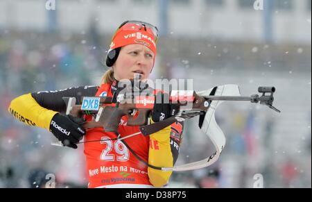 Franziska Hildebrand von Deutschland konkurriert auf dem Schießstand, während die Frauen 15 km Einzelrennen bei den Biathlon-Weltmeisterschaften 2013 in Nove Mesto, Tschechien, 13. Februar 2013. Foto: Martin Schutt/dpa Stockfoto