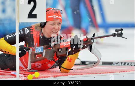 Franziska Hildebrand von Deutschland konkurriert auf dem Schießstand, während die Frauen 15 km Einzelrennen bei den Biathlon-Weltmeisterschaften 2013 in Nove Mesto, Tschechien, 13. Februar 2013. Foto: Martin Schutt/dpa Stockfoto