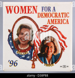 Eine 1996 USA Präsidentenkampagne Schaltfläche Pin zeigt erste Dame Hillary Rodham Clinton und Tipper Gore Stockfoto