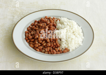 Teller mit Reis und Bohnen, ein typisch brasilianisches Essen Stockfoto