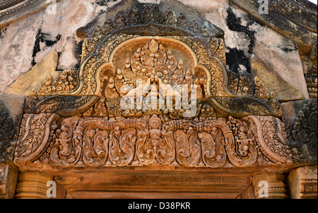Sturz in der Nähe von Banteay Srei Hindu-Tempel - Angkor, Kambodscha Stockfoto