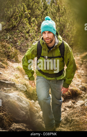 Mann in ländlichen Landschaft wandern Stockfoto