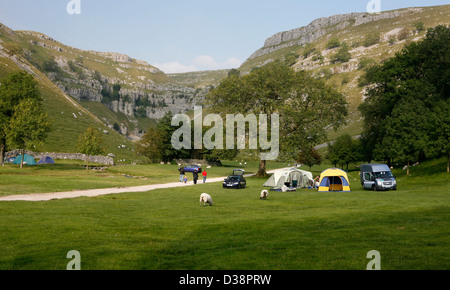 Gordale Campingplatz, Gordale Narbe in der Nähe von Malham Stockfoto