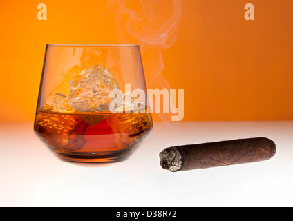 Glas Whisky und Zigarre rauchen Stockfoto