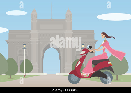 Frau auf einem Motorroller vor einem Denkmal, Gateway Of India, Mumbai, Maharashtra, Indien Stockfoto