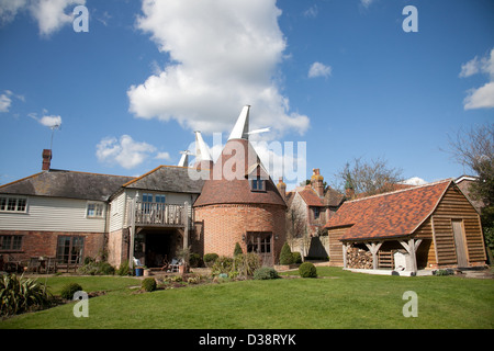 Der Garten eines Oast House in Kent Stockfoto