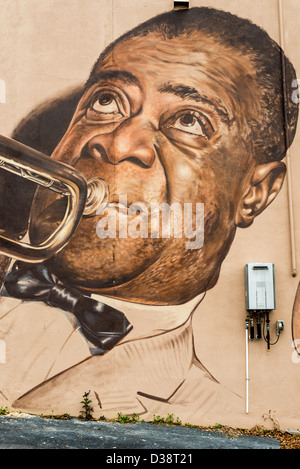 Die legendären Jazz- und musical-Symbol Louis Armstrong spielt Trompete auf diese Wandmalerei in Carrollton, Georgia. Stockfoto