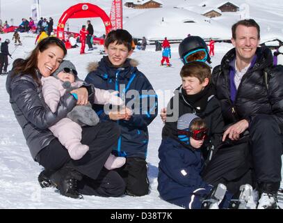 Prinz Joachim und Prinzessin Marie von Dänemark posieren mit Prinzessin Athena, Prinz Nikolai, Prinz Henrik und Prinz Felix für die Medien am Col-de-Bretaye in Villars, 13. Februar 2013. Die Familie ist auf einen Winterurlaub in der Schweiz. Foto: Albert Nieboer/RPE/Niederlande Stockfoto