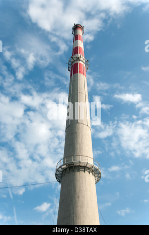 Sauberen Schornstein auf blauen Himmel mit weißen Wolken Stockfoto