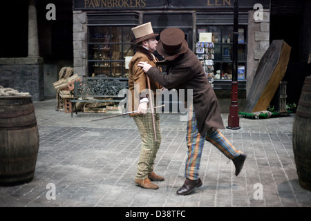 Akteure, die Darstellung von viktorianischen Dickens Figuren auf Dickens World in UK Stockfoto