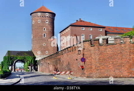 Mittelalterlichen gotischen Sandomierz Turm, Stadtmauer und Eingangstor der Königsburg Wawel in Krakow (Krakau), Polen Stockfoto