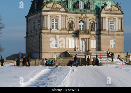 Februar, Mittwoch 13, 2013 – Dyrehaven (Eremitage) nördlich von Kopenhagen. Ruhen in der Eremitage Palast. Hervorragende Skibedingungen in Dänemark in dieser Woche.  In Dänemark, auf jeden Fall die wenigsten Ski freundlich von den skandinavischen Ländern, diese paar Tage bieten seltene Möglichkeiten zum Langlaufen. Der dänischen Natur Agentur hat mehrere Pisten ganz über dem Land eröffnet. Im Dyrehaven eine beliebte 10km lange Loipe zusammen mit dem Kopenhagen-Ski-Club. Sonnenschein und Temperaturen um den Gefrierpunkt, 10-15cm frostigen Schnee und sogar die Möglichkeit für eine weitere Ski Reise Morgen. Stockfoto