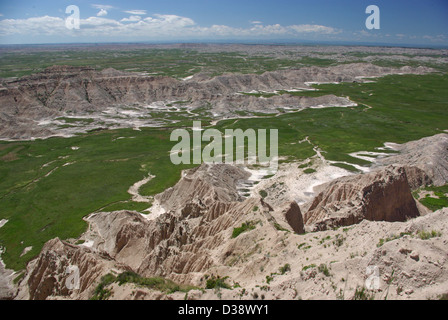 Der Blick vom Sheep Mountain Table im Badlands National Park, South Dakota, bietet einen fantastischen Blick auf das zerklüftete Gelände, einzigartige Felsformationen und weite Landschaften des Parks. Stockfoto
