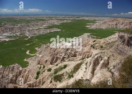 Der Blick vom Sheep Mountain Table im Badlands National Park bietet einen panoramablick auf markante Felsformationen und geschichtsträchtige geologische Geschichte. Dieser Ort ist ein beliebter Zwischenstopp für Besucher, um die dramatischen Landschaften und einzigartigen geologischen Besonderheiten des Parks zu erleben. Stockfoto