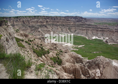 Sheep Mountain Table im Badlands-Nationalpark bietet einen Panoramablick auf die einzigartigen geologischen Formationen und das zerklüftete Gelände in South Dakota. Stockfoto