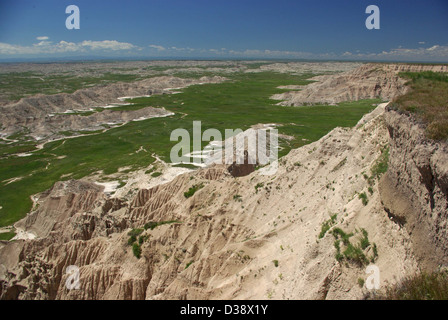 Der Sheep Mountain Table bietet einen Panoramablick auf die dramatische Landschaft des Badlands National Park in South Dakota. Dieser erhöhte Aussichtspunkt zeigt die einzigartigen Felsformationen, das zerklüftete Gelände und die vielfältigen Ökosysteme des Parks und macht ihn zu einem idealen Ort für Wanderungen und malerische Fotografien. Stockfoto