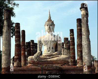 Der Wat Mahathat in Sukhothai Historical Park - wurde das Gebiet mit zahlreichen Stätten von historischem Interesse ein UNESCO-Weltkulturerbe ausgewiesen. Sukhothai war Hauptstadt des ersten Königreich von Siam vor 800 Jahren gegründet. Stockfoto