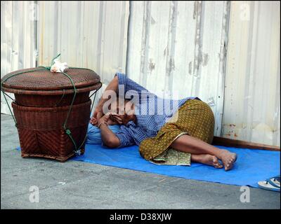 Eine alte Frau Kaufmann-Schleeps auf der Straße in der Nähe von Tha Chang Pier in Bangkok Stockfoto