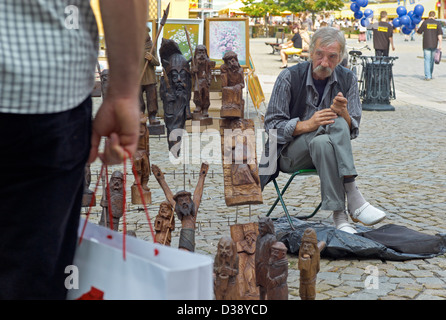 Wroclaw, Polen, ein Holzschnitzer auf dem Marktplatz (Rynek) Stockfoto