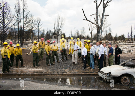 Der Präsident Ansichten Feuerschaden mit Feuerwehr und gewählte Beamte in Colorado Springs, Colorado, nach den verheerenden Waldbränden fegte durch die Region der Vorwoche Stockfoto