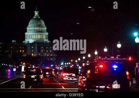 12. Februar 2013 - Washington, DC, USA - Präsident Barack Obama Motorcade macht es Weg auf der Pennsylvania Avenue in Richtung das Kapitol in Washington, DC am 12. Februar 2013. Der Präsident seine Rede zur Lage der Union geliefert Dienstag Abend. (Bild Kredit: Kredit: Drew Angerer/Pool/Cnp/Prensa Internacional/ZUMAPRESS.com/Alamy live-Nachrichten) Stockfoto