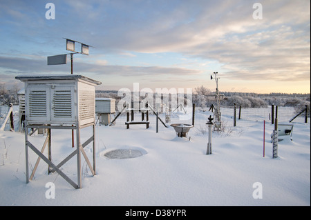 Wetterstation misst Windgeschwindigkeit, Temperatur und Niederschlag im Schnee im Winter, hohe Venn / Hautes Fagnes, Belgien Stockfoto