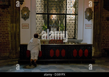 Wroclaw, Polen, betet eine Frau an einem Seitenaltar in der Cathedral of St. John Stockfoto