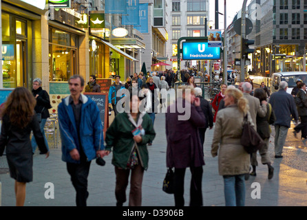 Berlin, Deutschland, Passanten in der Friedrichstraße am Abend Stockfoto