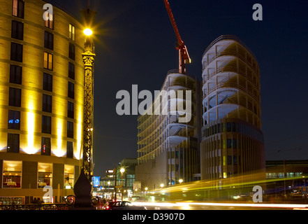 Berlin, Deutschland, mit Blick auf die Baustelle Spreedreieck in der Friedrichstraße am Abend Stockfoto