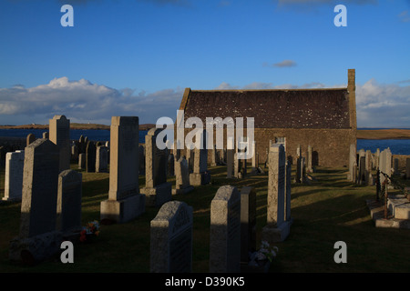 Ein kleines Landkirche und Friedhof in der Nähe der Küste bei Sandness auf Westside, Shetland-Inseln Stockfoto