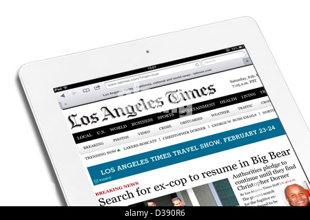 Lesen Sie die Online-Ausgabe von der Los Angeles Times auf ein 4. Generation Apple iPad, USA Stockfoto