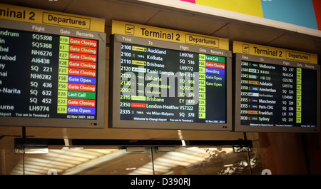 eine Flug-Ankündigung zeigt Abflugzeit auf einem Bildschirm Stockfoto