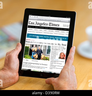 Lesen Sie die Online-Ausgabe von der Los Angeles Times auf ein 4. Generation Apple iPad, USA Stockfoto