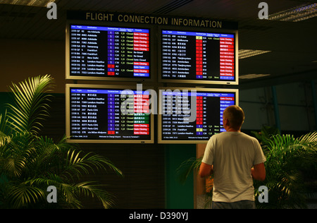 Flug-Ankündigung zeigt Abflugzeit auf einem Bildschirm Stockfoto