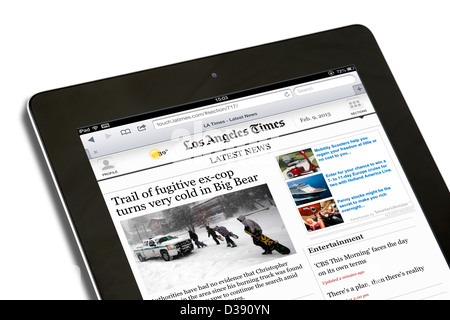 Lesen Sie die Online-Ausgabe von der Los Angeles Times auf ein 4. Generation Apple iPad, USA Stockfoto