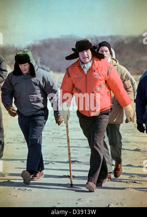 US-Präsident George HW Bush nimmt eine Winterwanderung 2. Januar 1993 in Moskau, Russland. Der Präsident besucht Moskau, den START II-Vertrag zu unterzeichnen. Stockfoto