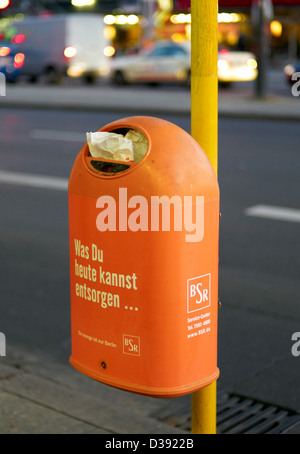 Berlin, Deutschland, Mülltonnen der BSR an der Budapester Straße Stockfoto