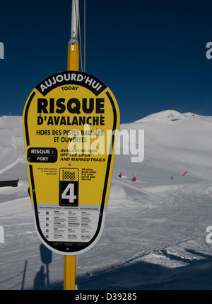 Marker Warnung vor Lawinen im Skigebiet von Saint-Lary, hohen Pyrenäen, Frankreich Stockfoto