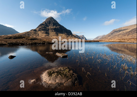 Scottish Highland Landschaft Morgensonne auf Buachaille Etive Beag gesehen von Lochan na Fola in der Nähe der östlichen Ende von Glen Coe Stockfoto