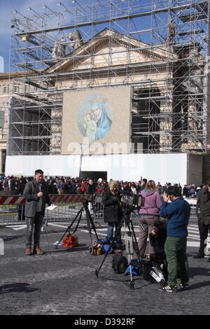 13. Februar 2013 die Weltpresse in der Vatikanstadt, Rom nach der Rücktritts-Ankündigung von Papst Benedict XVI Stockfoto