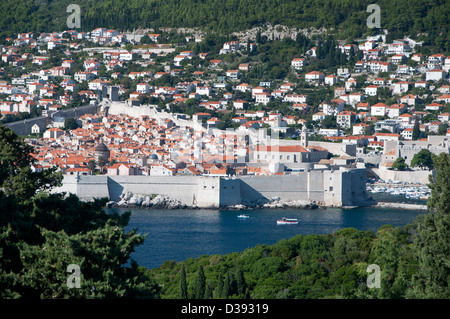 Die Walled Stadt von Dubrovnik an der Adria entlang der dalmatinischen Küste von Kroatien, fotografiert von der Insel Lokrum Stockfoto