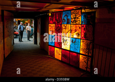 Berlin, Deutschland, beleuchtet, farbige Bereiche im Kunsthaus Tacheles Stockfoto