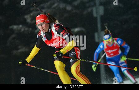 Franziska Hildebrand von Deutschland konkurriert, während die Frauen 15 km Einzelrennen bei den Biathlon-Weltmeisterschaften 2013 in Nove Mesto, Tschechien, 13. Februar 2013. Foto: Martin Schutt/dpa Stockfoto