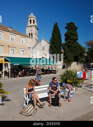 Touristen sitzen auf Bank in der alten Stadt Cavtat in Kroatien Stockfoto