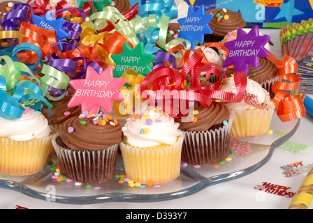 Nahaufnahme von einer Platte mit leckeren Cupcakes mit Happy Birthday Motiven dekoriert Stockfoto
